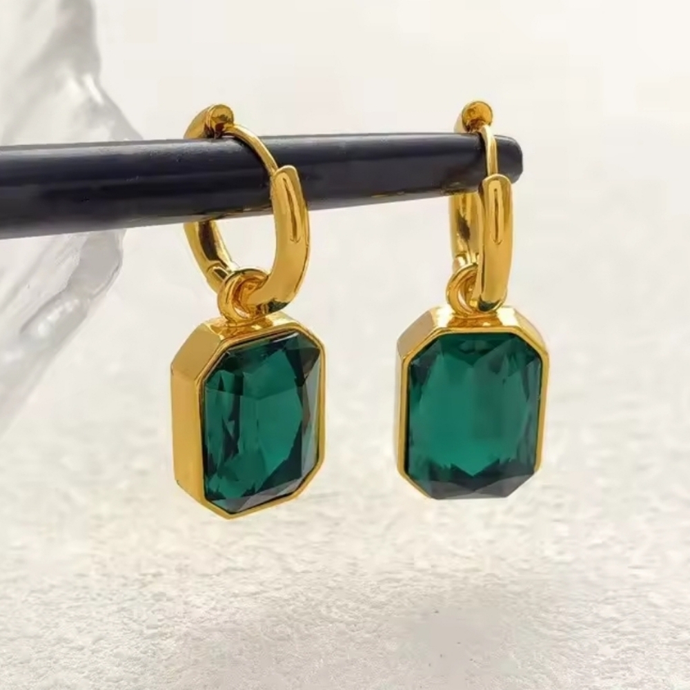 GREEN EMERALD GLASS GOLD TONE FASHION EARRINGS. GORGEOUS Hoop Lock. - Picture 1 of 9